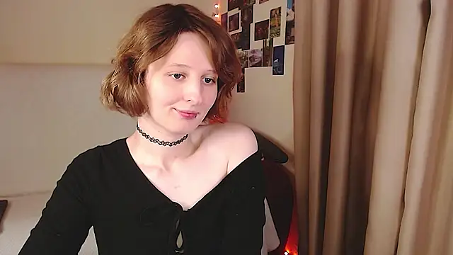 Snapshot of c0ralynx chatting on 10.29.25 c0ralynx online show from 10.29.25