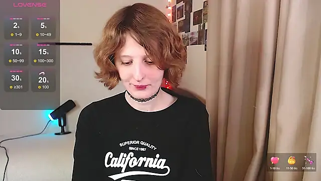 Snapshot of c0ralynx chatting on 10.31.25 c0ralynx online show from 10.31.25