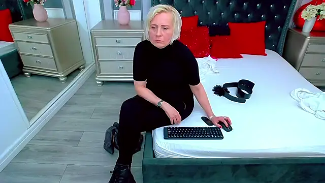 Snapshot of SuzzySun chatting on 12.27.24 SuzzySun online show from 12.27.24