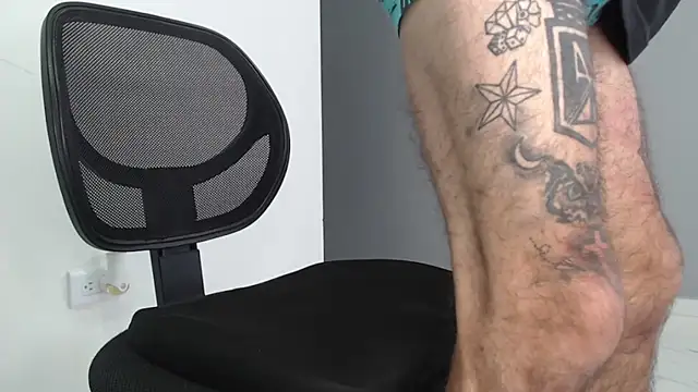 Snapshot of bigdick_monster1 chatting on 10.05.25 bigdick monster1 online show from 10.05.25