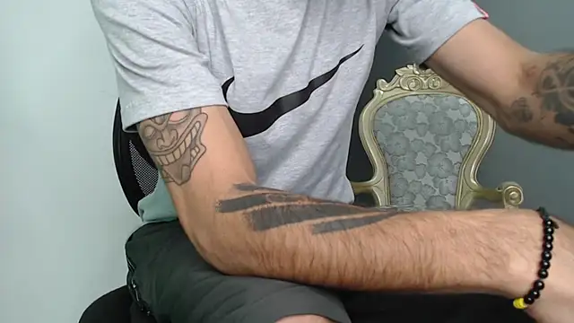 Snapshot of bigdick_monster1 chatting on 11.18.25 bigdick monster1 online show from 11.18.25