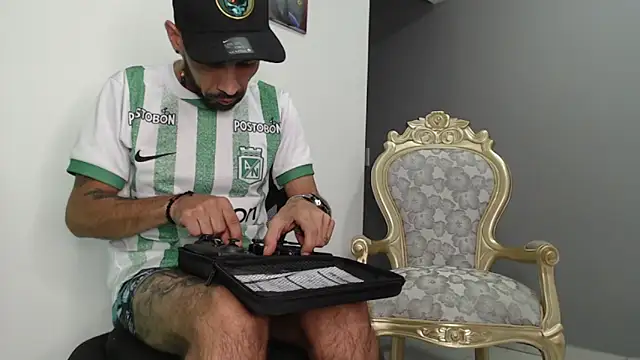 Snapshot of bigdick_monster1 chatting on 12.15.25 bigdick monster1 online show from 12.15.25