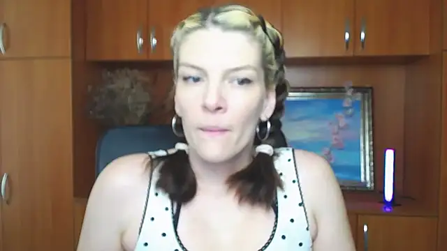 Snapshot of VanessaRey_ chatting on 05.02.26 VanessaRey online show from 05.02.26