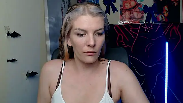 Snapshot of VanessaRey_ chatting on 05.13.26 VanessaRey online show from 05.13.26