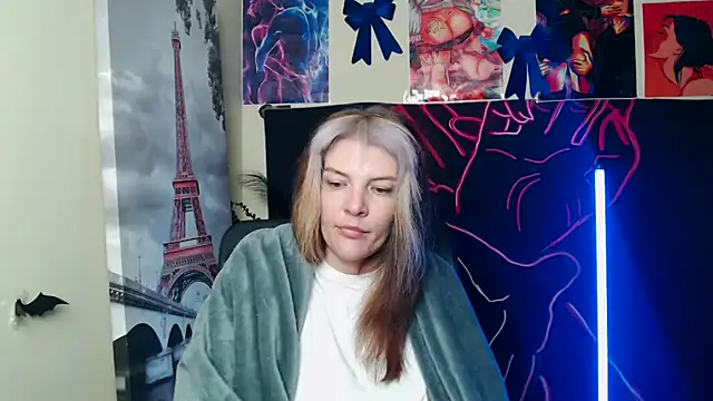 Snapshot of VanessaRey_ chatting on 05.17.26 VanessaRey online show from 05.17.26