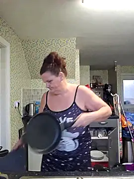 MissQueenBeex online show from 12.14.25