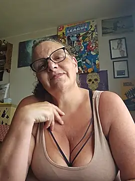 Snapshot of MissQueenBeex chatting on 07.30.26 MissQueenBeex online show from 07.30.26