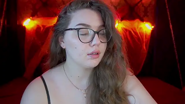 Snapshot of LuxSopphia chatting on 10.28.25 LuxSopphia online show from 10.28.25