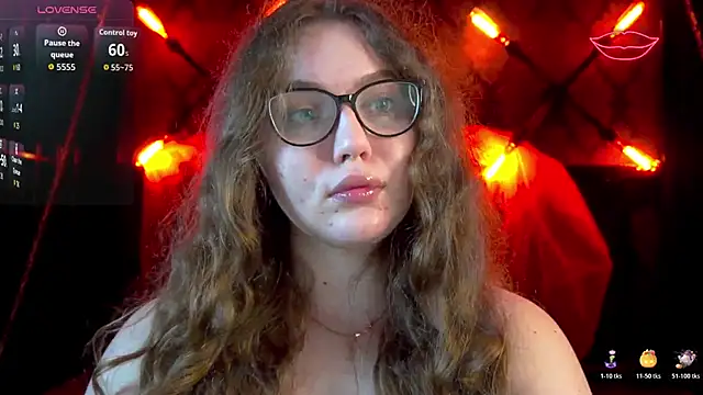 Snapshot of LuxSopphia chatting on 11.02.25 LuxSopphia online show from 11.02.25