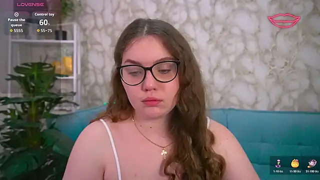 Snapshot of LuxSopphia chatting on 11.03.25 LuxSopphia online show from 11.03.25