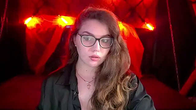 Snapshot of LuxSopphia chatting on 11.08.25 LuxSopphia online show from 11.08.25