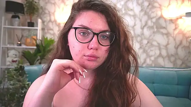 Snapshot of LuxSopphia chatting on 11.25.25 LuxSopphia online show from 11.25.25