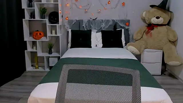 MelanieAlves online show from 10.14.25