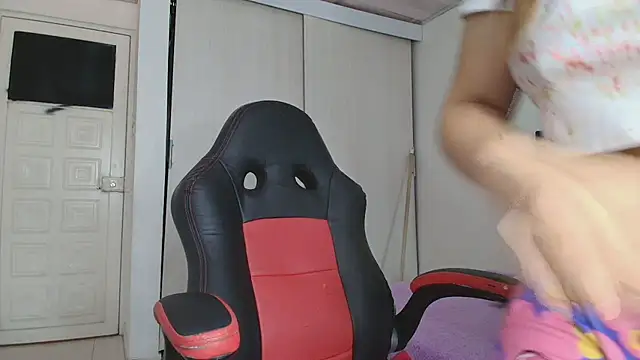 lovehotpink online show from 11.05.25