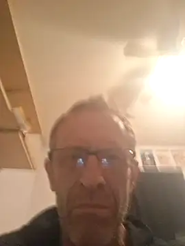 Snapshot of moasslicker chatting on 11.17.25 moasslicker online show from 11.17.25