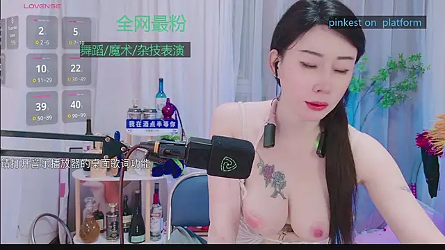 Snapshot of Luck_Lili_ chatting on 10.03.25 Luck Lili online show from 10.03.25