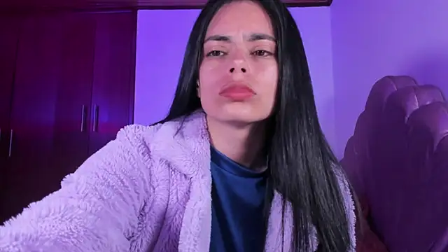 Snapshot of BellaSun_ chatting on 10.01.25 BellaSun online show from 10.01.25