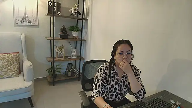 Snapshot of _Victoria_Collins chatting on 06.05.26 Victoria Collins online show from 06.05.26