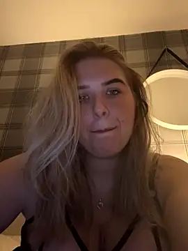 CutieCurvyGirlxo online show from 10.10.25