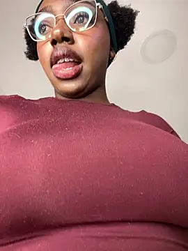 alissradiante1 online show from 10.26.25