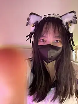 Snapshot of love-uiui chatting on 10.23.25 love-uiui online show from 10.23.25