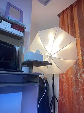 Snapshot of Luu_sr chatting on 09.21.25 Luu sr online show from 09.21.25