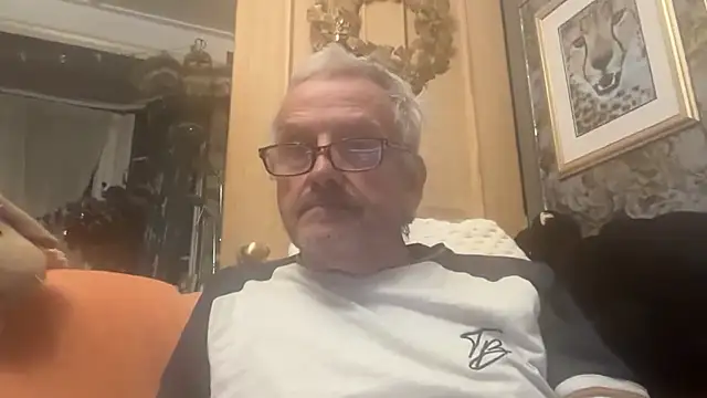 Snapshot of poggles chatting on 11.14.25 poggles online show from 11.14.25
