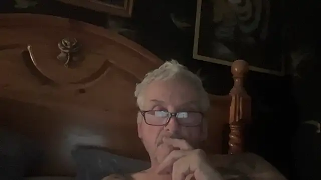 Snapshot of poggles chatting on 11.25.25 poggles online show from 11.25.25