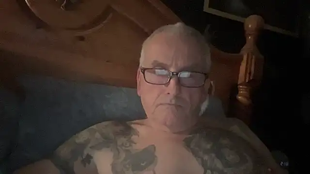Snapshot of poggles chatting on 11.27.25 poggles online show from 11.27.25