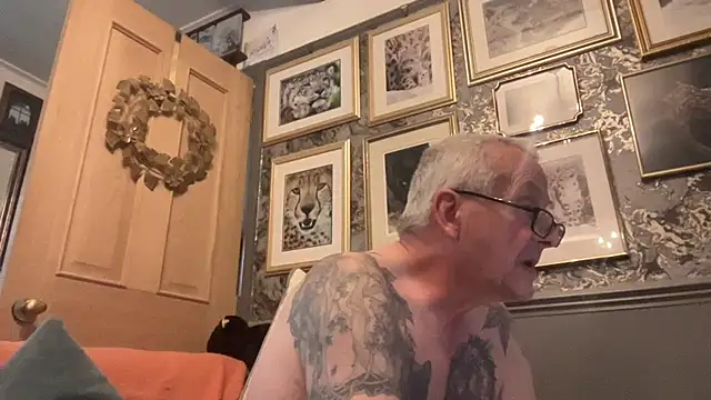 Snapshot of poggles chatting on 11.29.25 poggles online show from 11.29.25