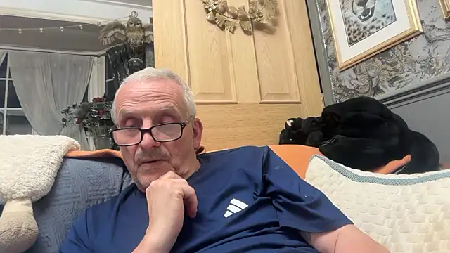 Snapshot of poggles chatting on 04.01.26 poggles online show from 04.01.26