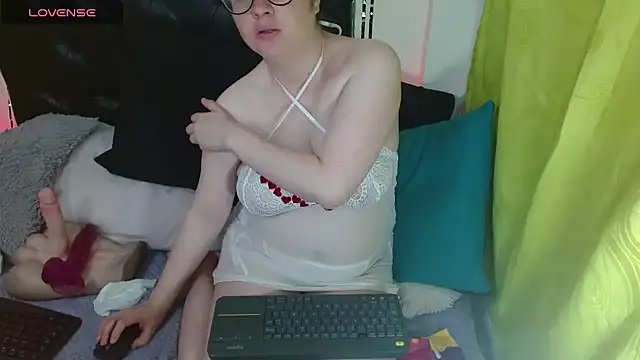 Snapshot of KrystalAdams chatting on 10.15.25 KrystalAdams online show from 10.15.25