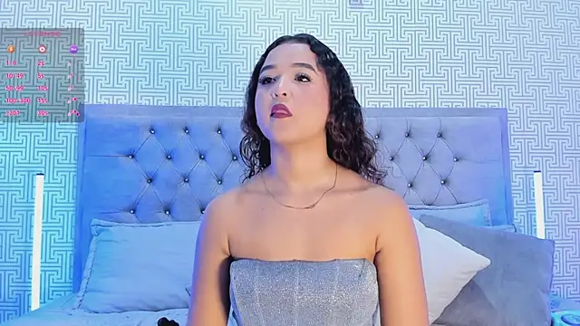 Evaa Lunna  online show from 10.31.25