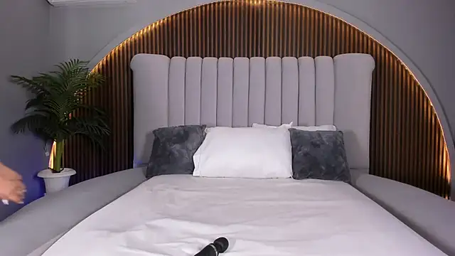 KatlynRous online show from 11.29.25