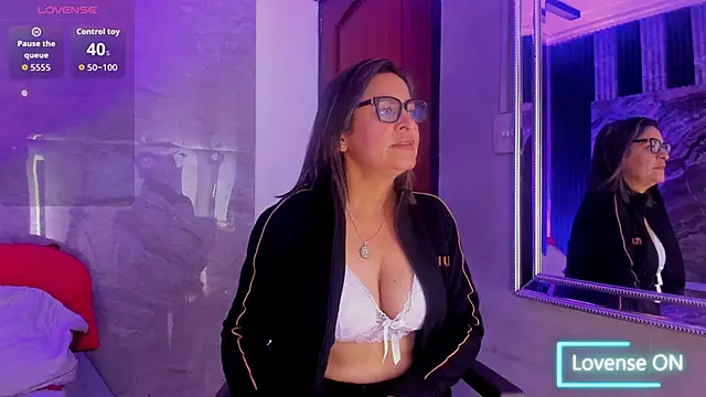 Snapshot of Agatha_Pleasure chatting on 10.25.25 Agatha Pleasure online show from 10.25.25