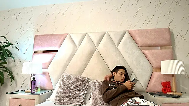 Zoelucas online show from 03.20.26