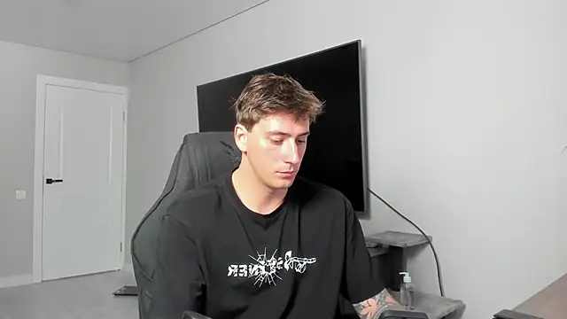 Snapshot of DaniHort chatting on 05.31.26 DaniHort online show from 05.31.26