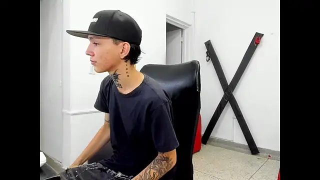 Snapshot of StraightBoy_Nick chatting on 05.06.26 StraightBoy Nick online show from 05.06.26