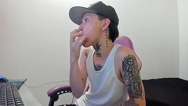 Snapshot of StraightBoy_Nick chatting on 05.10.26 StraightBoy Nick online show from 05.10.26