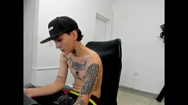 Snapshot of StraightBoy_Nick chatting on 05.14.26 StraightBoy Nick online show from 05.14.26