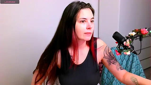 Snapshot of peachyness chatting on 11.28.25 peachyness online show from 11.28.25