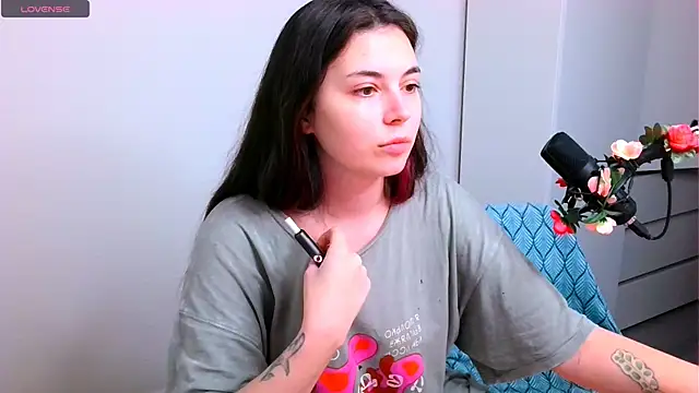 Snapshot of peachyness chatting on 11.30.25 peachyness online show from 11.30.25