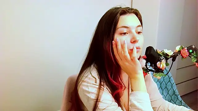 Snapshot of peachyness chatting on 12.16.25 peachyness online show from 12.16.25