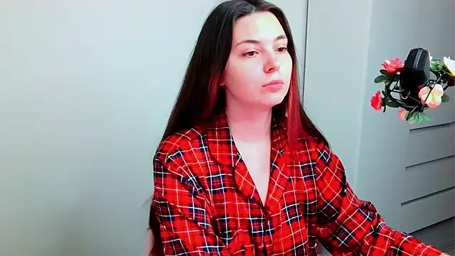 Snapshot of peachyness chatting on 12.19.25 peachyness online show from 12.19.25