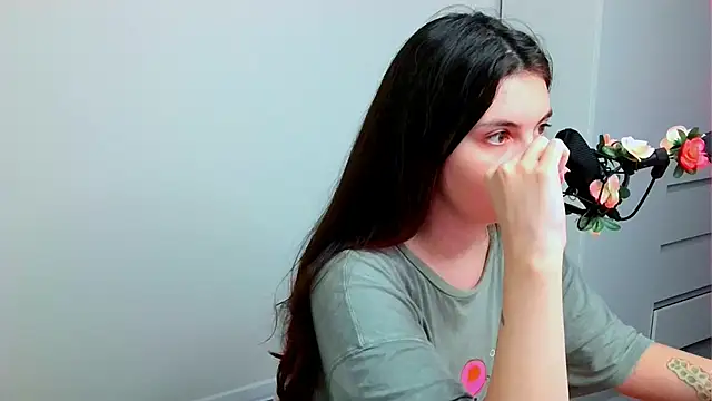 Snapshot of peachyness chatting on 12.22.25 peachyness online show from 12.22.25