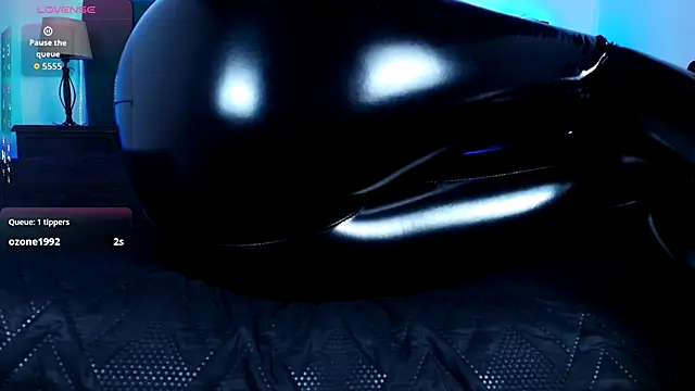 Alisse Moore online show from 10.04.25