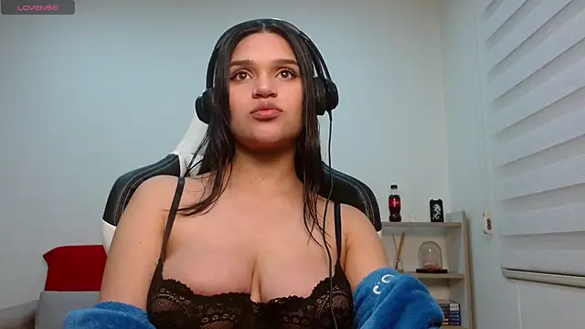 Snapshot of Roxxi_2110 chatting on 09.13.25 Roxxi 2110 online show from 09.13.25