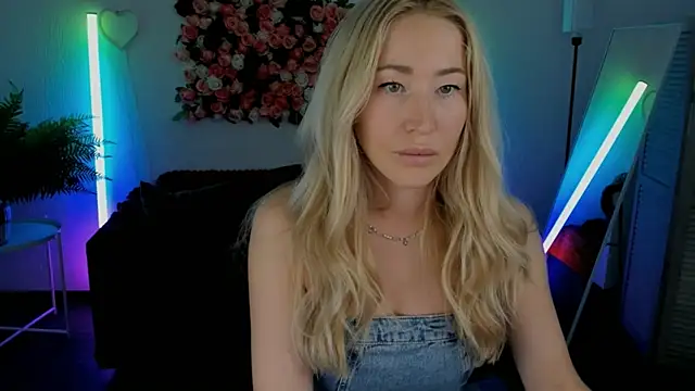 Snapshot of AstraMonroe chatting on 05.18.26 AstraMonroe online show from 05.18.26