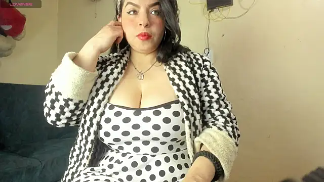 Snapshot of angela_suaza chatting on 10.15.25 angela suaza online show from 10.15.25