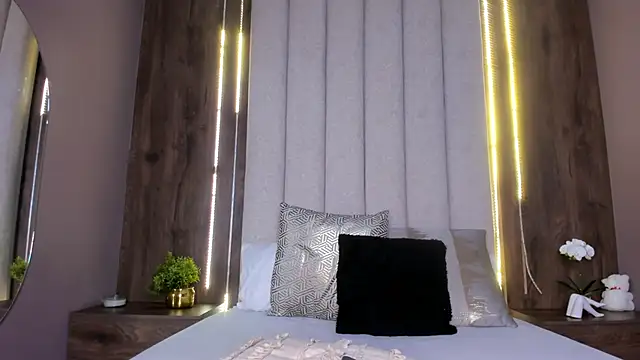 Snapshot of LucySalvatore_ chatting on 09.12.25 LucySalvatore online show from 09.12.25